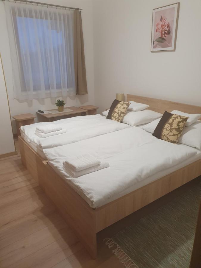 Platina Panzio*** Bed & Breakfast Újhartyán Dış mekan fotoğraf